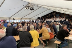 Mange korgjester i teltet